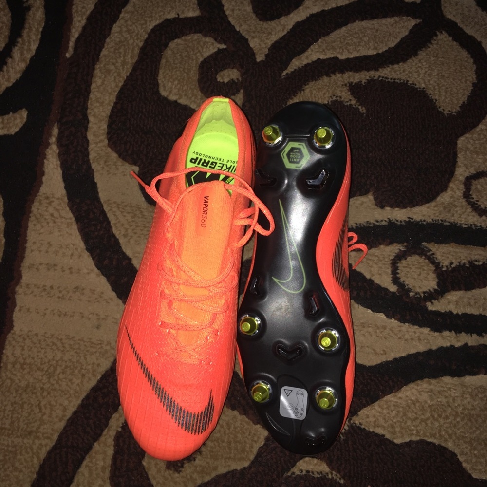 Nike soccer cleats size 10